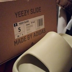 Cream Size 5 Yeezy slides (untouched)